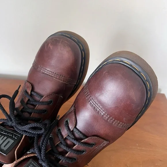 Dr Martens • vintage lace up boots cap toe platform leather chunky lug sole MIE